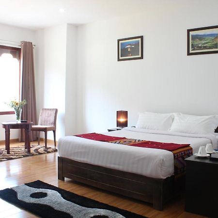 Riverside Hotel Тхимпху Екстериор снимка