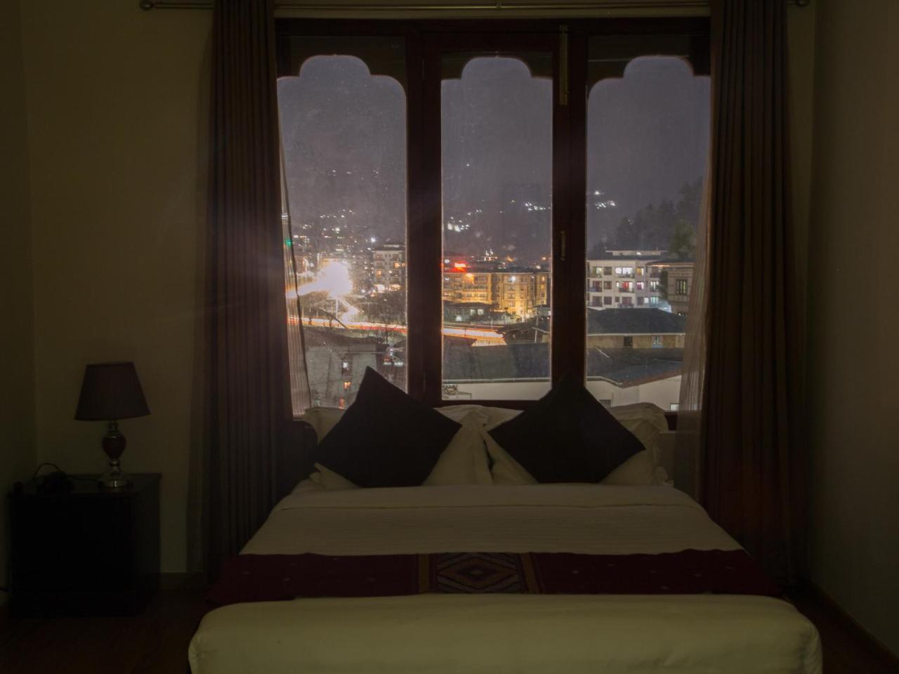 Riverside Hotel Тхимпху Екстериор снимка